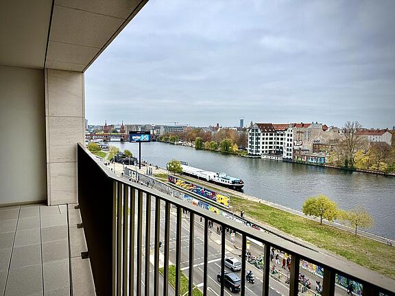 Blick von der Loggia auf East Side Gallery und Spree