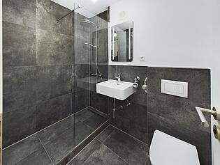 Badezimmer mit begehbarer Dusche