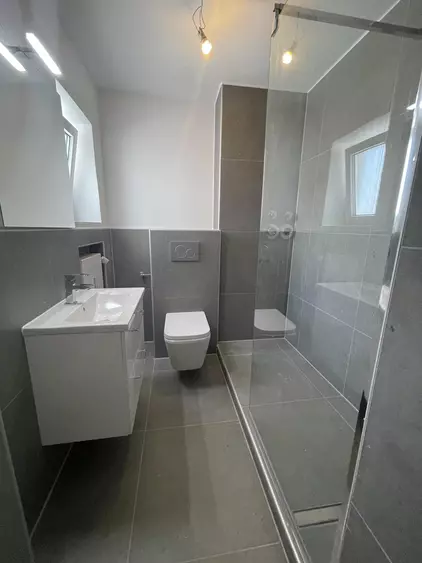 Badezimmer mit Dusche