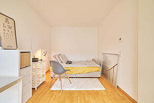 Schlafzimmer mit ausreichend Platz für Ankleide
