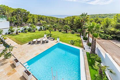 Sea views garden and pool in high quality property Mallorca for sale in Cala Vinyas