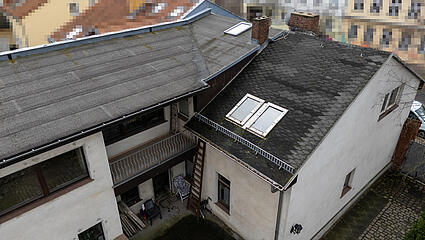 Haupthaus mit neuem Anbau links