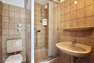 Badezimmer mit WM-Anschluss, WC und Dusche