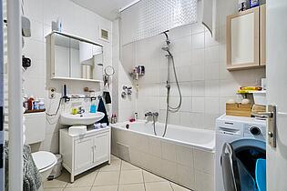 Geräumiges Badezimmer