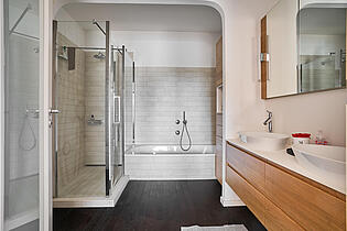 Bad en suite mit Dusche und Badewanne