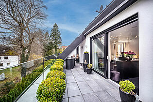 Großzügige Terrasse vor dem Schlafzimmer