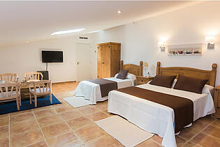 Hotel-Sineu-Three persons bedroom