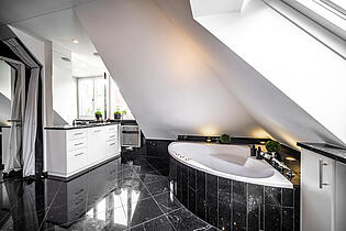 Große Eckbadewanne im Masterbad