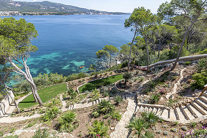 4. Garden with sea access