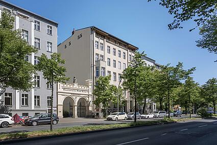 Haus auf der Sonnenseite der Straße