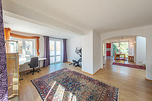 großzügiges Wohnzimmer im 1.OG