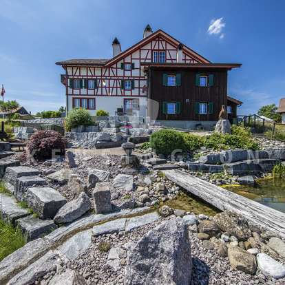 KZO00062B 4.5 Zimmer Einfamilienhaus mit 3.0 Zimmer Einliegerwohnung an fantastischer Aussichtslage in Bäretswil - Aussenansicht