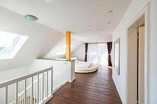 helles Schlafzimmer DG