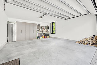 Garage in a house for sale KPO01730