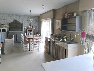 Cocina con zona de comedor