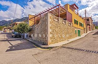 Beach house in Port des Canonge house facade 