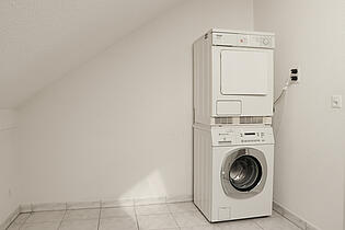 KZO00025 Charmante 3.5 Zimmer Dachwohnung in Siebnen Hauswirtschaftsraum