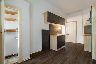 Küche mit Speisekammer