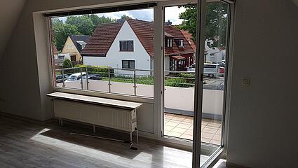 Wohnzimmer mit Balkon