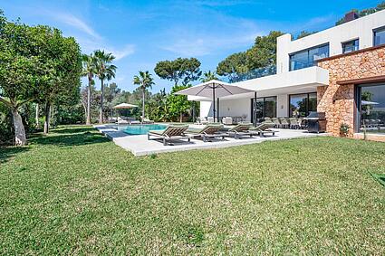 Sea view villa for sale in Sol de Mallorca