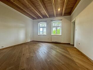 Schlafzimmer mit Zugang zum Bad en Suite