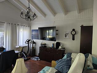 Wohnzimmer mit Fernseher