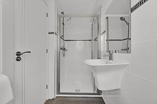 Bathroom en suite 2nd bedroom villa Costa d'en Blanes