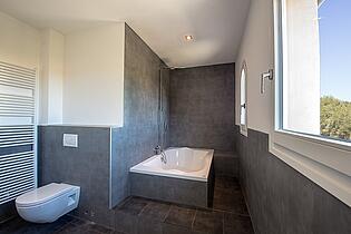 Modernes Badezimmer in neue Villa mit Meerblick in Sol de Mallorca