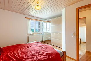 KZO00062B 4.5 Zimmer Einfamilienhaus mit 3.0 Zimmer Einliegerwohnung an fantastischer Aussichtslage in Bäretswil - Schlafen Einliegerwhg