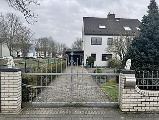 Aussenansicht mit Einfahrtstor