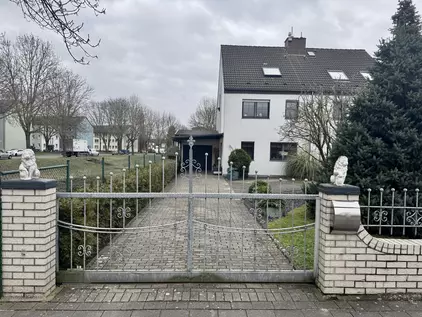 Aussenansicht mit Einfahrtstor