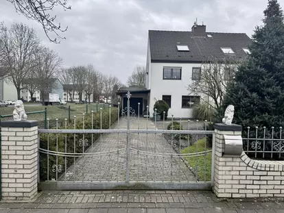 Aussenansicht mit Einfahrtstor