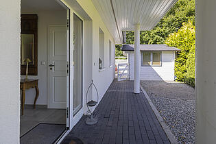 überdachter Hauseingang
