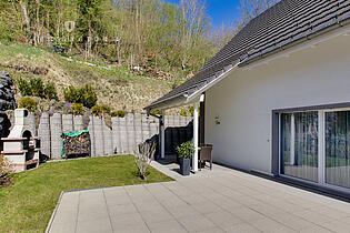 KZO00039 6.5 Zimmer Einfamilienhaus in Kollbrunn - Sitzplatz z. T. überdacht