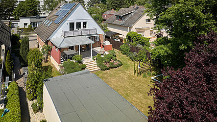 Großer Garten mit Garage