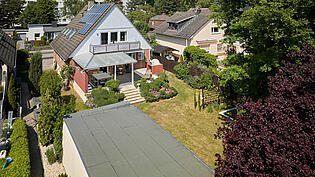 Großer Garten mit Garage
