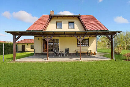 Rückseite mit Pergola