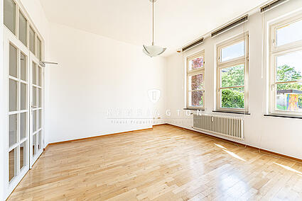 Lichtdurchflutetes Zimmer