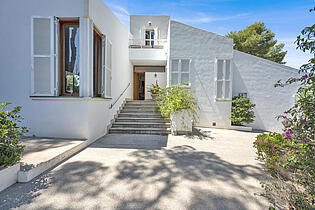 View of the entrance of the house Bendinat