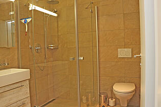 Dusche/WC mit Regendusche