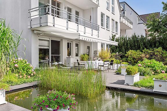 Terrasse mit Zierteich Terrasse mit Zierteich