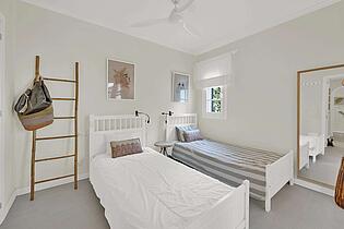 Guest bedroom with bathroom en suite 