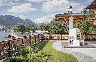 Großflächige Terrasse mit einem Grillplatz