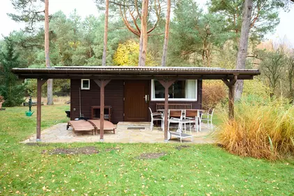 Erster Bungalow mit Terrasse