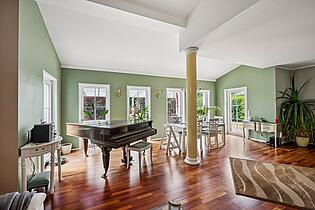 Wohn- Esszimmer mit Zugang zur Terrasse