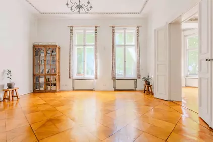 Gigantische Räume mit Tafelparkettboden