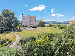 KZO00513C Sonnenverwöhnte 4 Zimmer-Familienwohnung Weitsicht vom Balkon