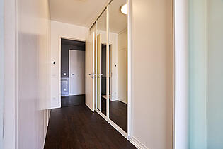 Blick vom 1. Schlafzimmer zum Eingang