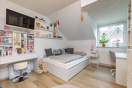 Kinderzimmer mit viel Tageslicht