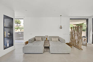 Living room with chimeny